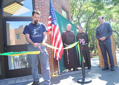 U.S. Navy veteran Don Seebald '16 cuts the ribbon to celebrate the opening of the Veteran and Cadet Lounge.